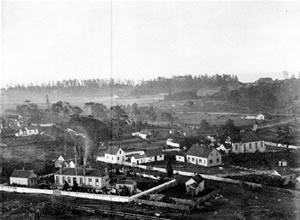 L’hôpital français, la résidence de l’évêque et l’église catholique, aux environs de 1875.